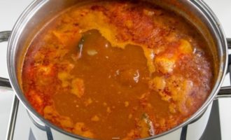 добавляем рыбу в суп