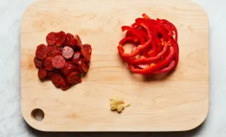 нарезаем перец и колбасу