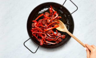 обжариваем чоризо и перец