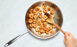 обжариваем креветки