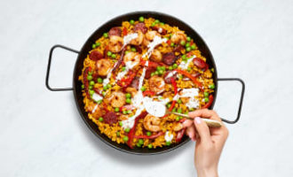 добавляем креветки к рису