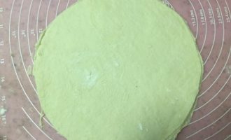 раскатываем тесто в круг