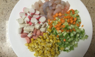 нарезаем ингредиенты для начинки