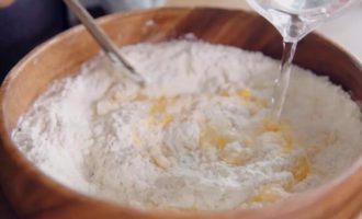 смешиваем воду с мукой
