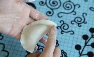 смачиваем водой пельмень