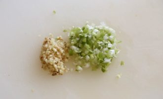 нарезаем лук и имбирь