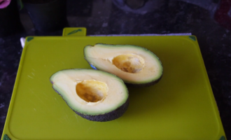 нарезаем авокадо