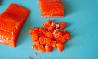 нарезаем красную рыбу