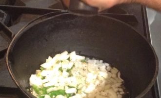 обжариваем лук