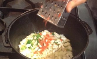 добавляем томаты