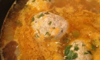 добавляем фрикадельки в суп